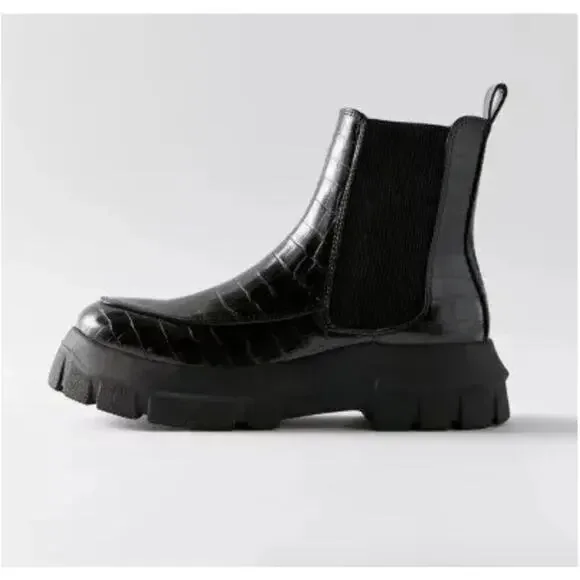 URBAN OUTFITTERS the Eden Chelsea Platform Boot Faux Leather in Black Wmn Sz. 10 - Picture 1 of 13